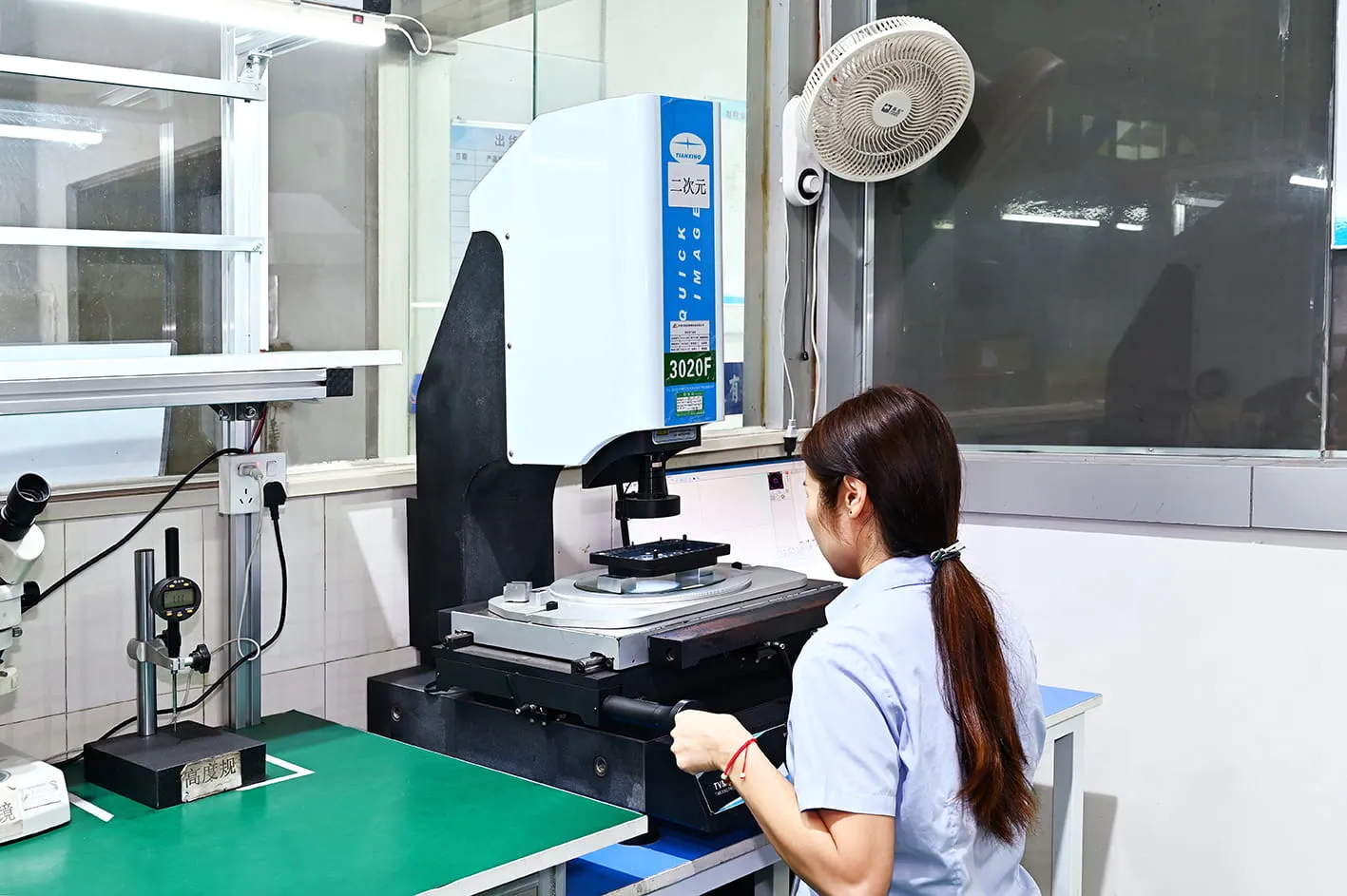 2D optical measuring projector verifying thin-wall molded profiles