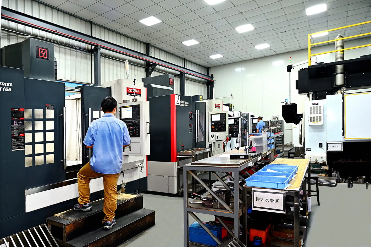 CNC machining center holding ±0.005 mm for molds and machined parts