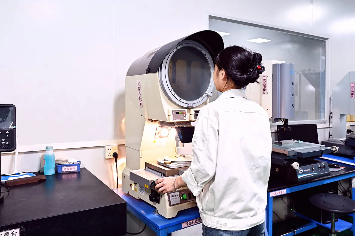 Optical comparator running profile comparison on a molded part