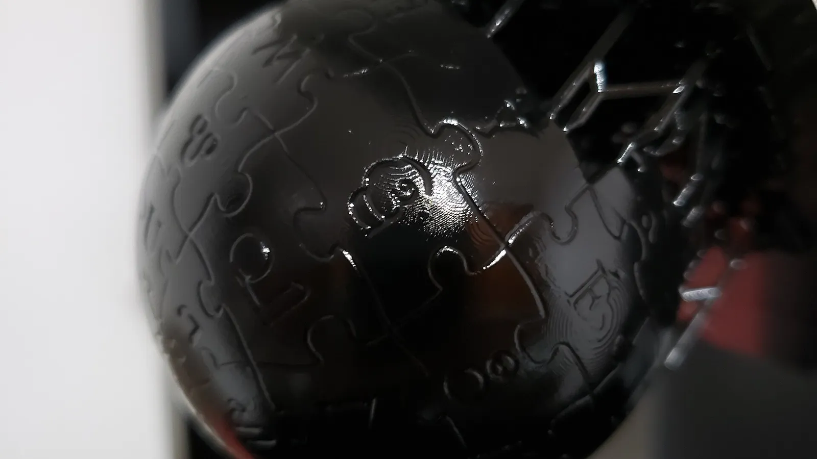 Glossy 3D-printed sphere on the printer showing surface clarity