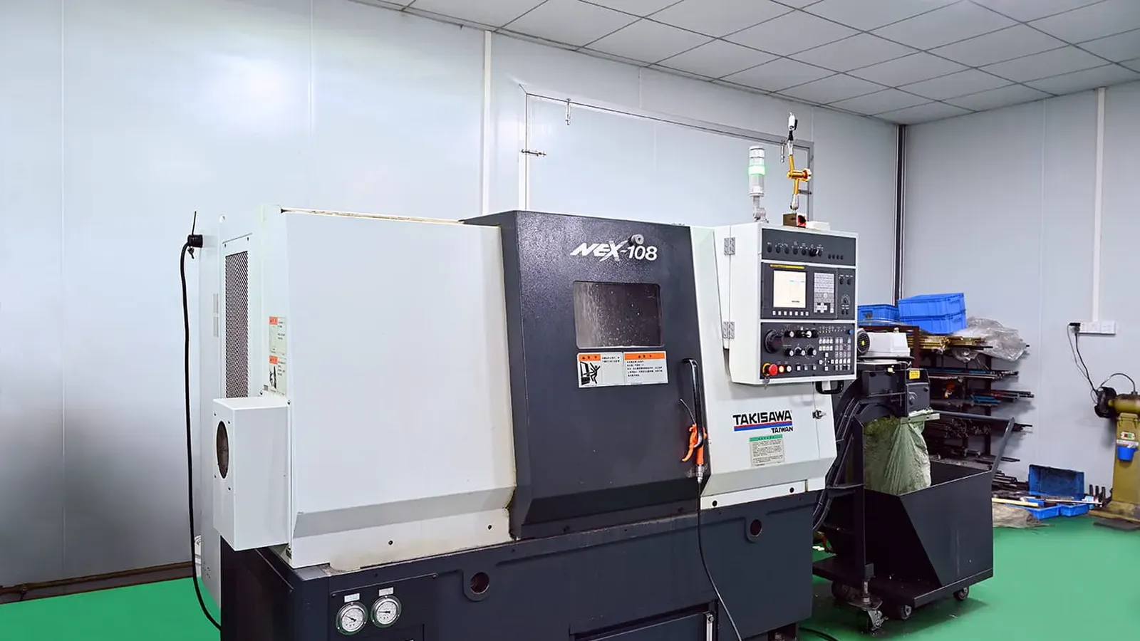 Precision CNC turning lathe cutting threaded parts
