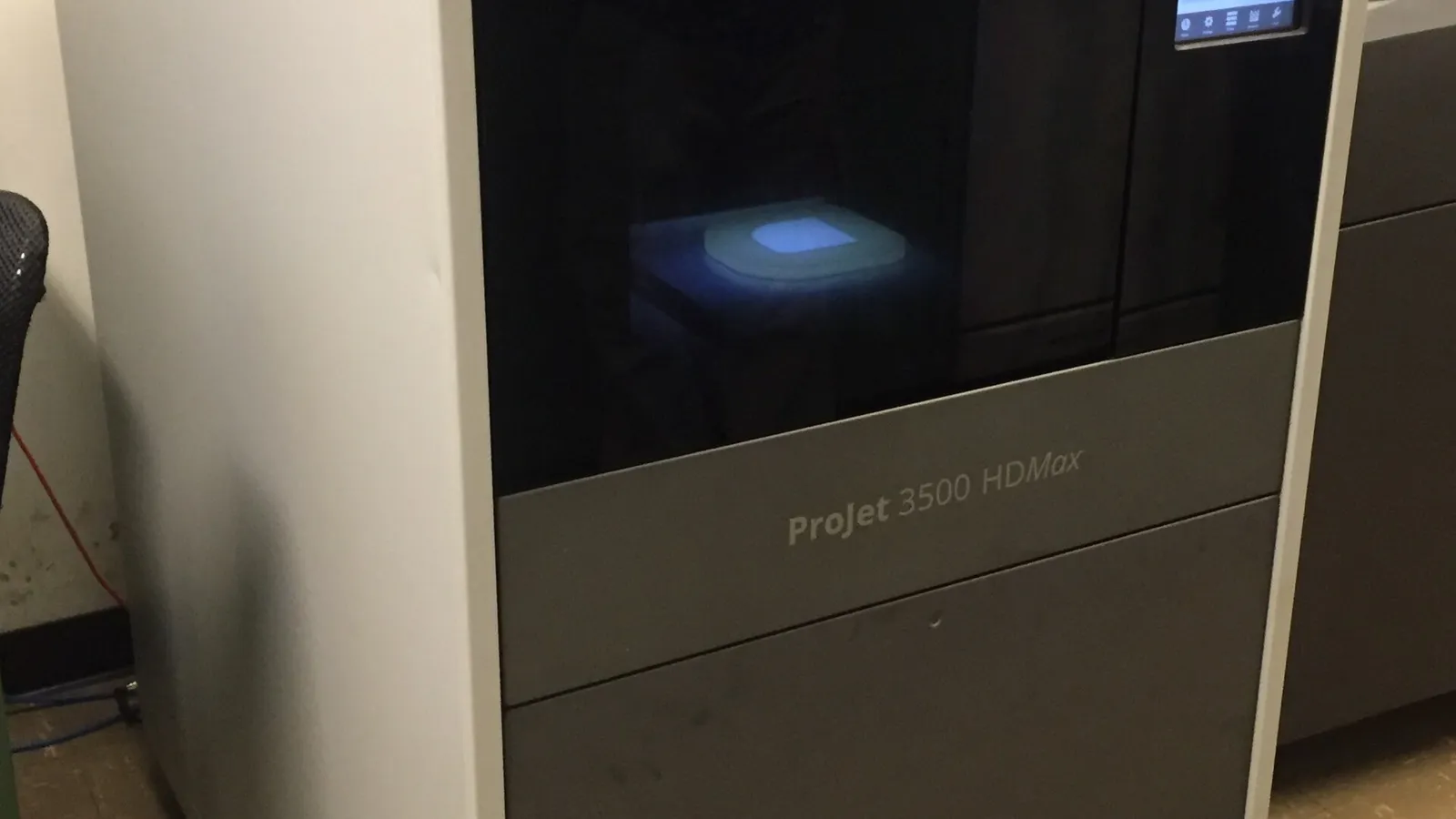 Industrial powder-bed fusion 3D printer with integrated touchscreen