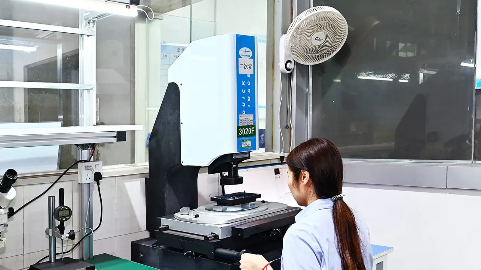 2D optical projector verifying a part profile