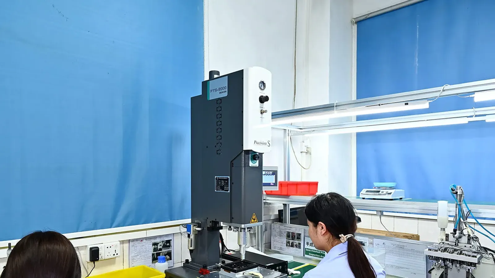Ultrasonic welding cell joining two molded assemblies