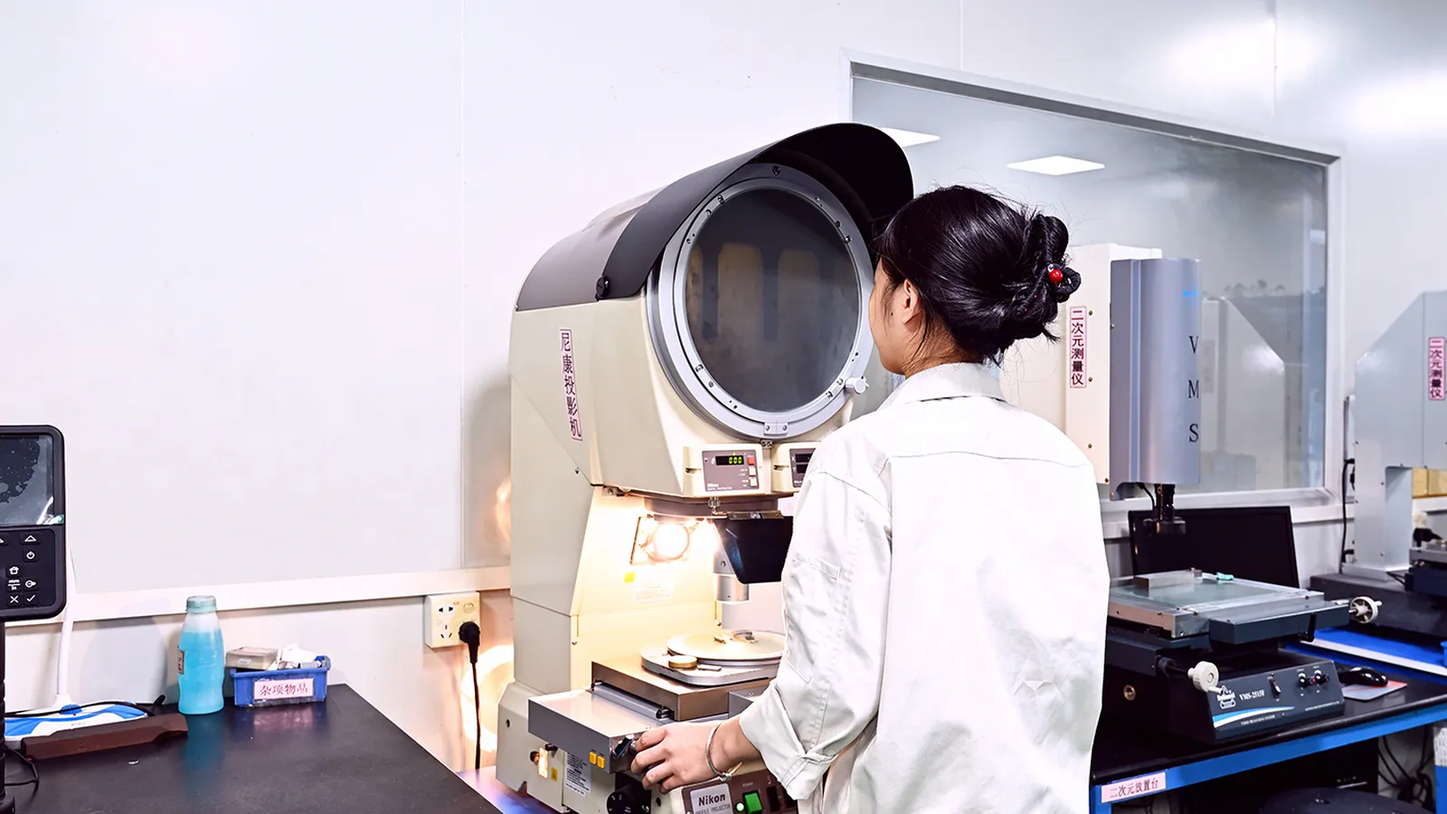 Optical comparator inspecting a coated edge profile