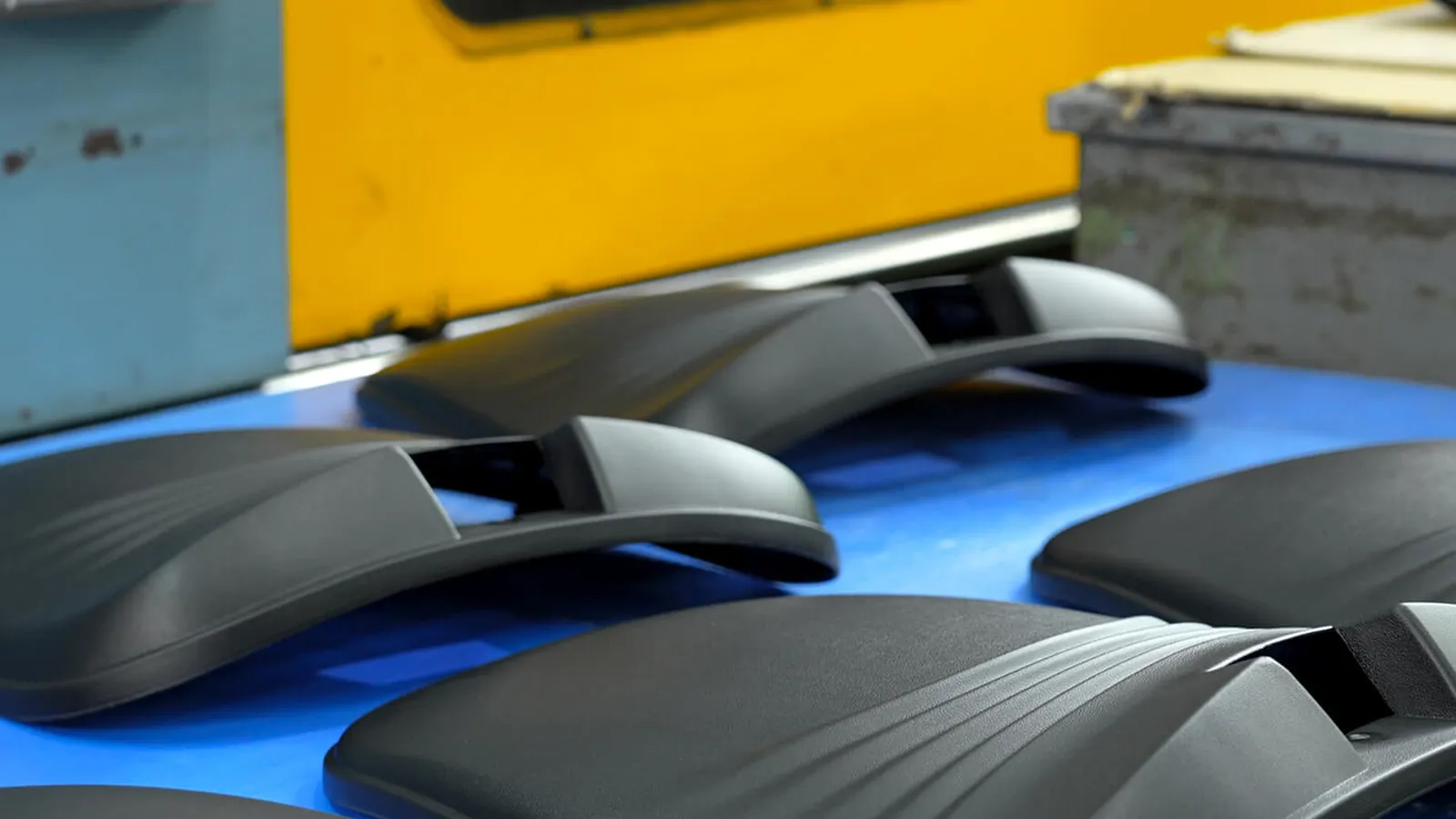 Set of housings molded with uniform nominal wall