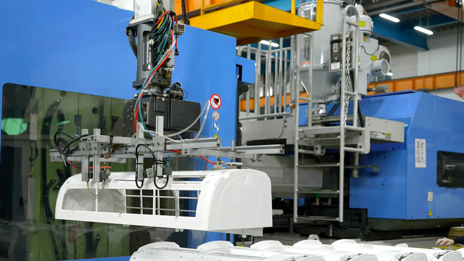 Multi-cavity tool ejecting parts every cycle